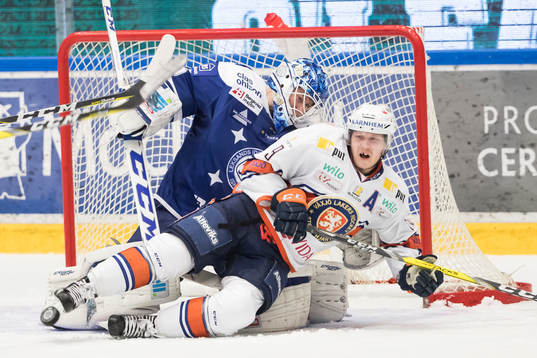 Växjös Josh Hennessy kör in i Leksands målvakt Atte