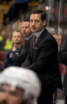 Växjös tränare Sam Hallam  i ishockeymatchen i SHL