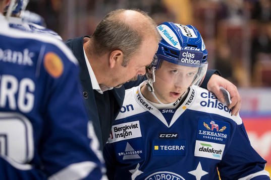Leksands tränare Per-Erik Johnsson med Leksands Daniel