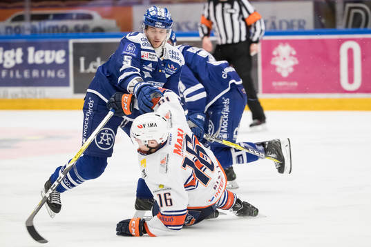 Leksands Ben Youds tacklar Växjös Geoff Platt  i