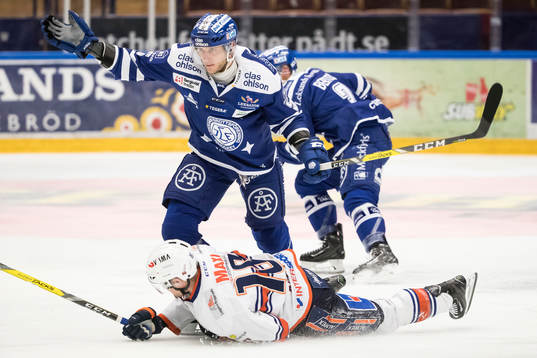 Leksands Ben Youds tacklar Växjös Geoff Platt  i