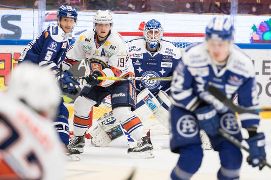 Leksands Ben Youds och Växjös Tuomas Kiiskinen framför