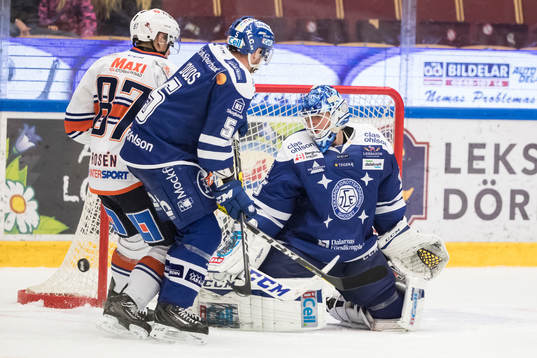 Leksands Ben Youds och Växjös Robert Rosén framför