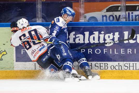 Leksands Daniel Bertov tacklar Växjös Erik Josefsson  i