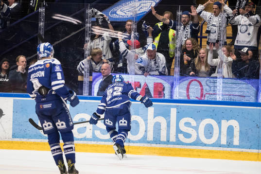 Leksands Martin Grönberg jublar framför fansen