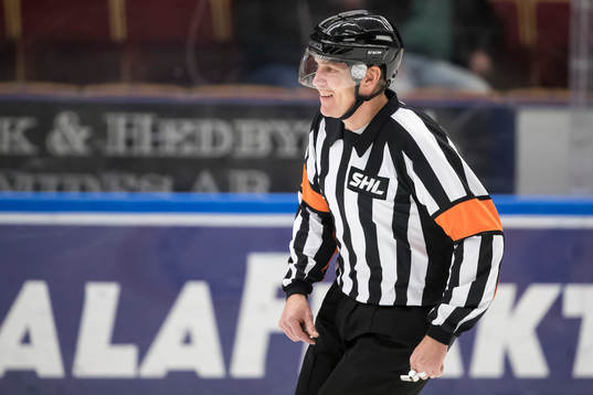 Domare Patrik Sjöberg i ishockeymatchen i SHL mellan