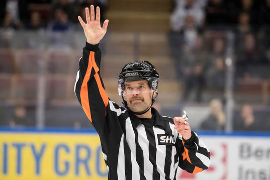 Domare Patrik Sjöberg i ishockeymatchen i SHL mellan