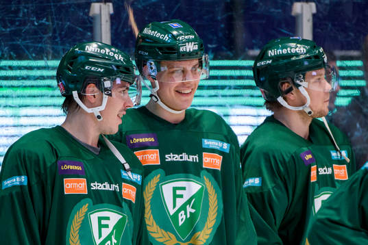 Färjestads Sebastian Erixon och Joel Eriksson Ek pratar