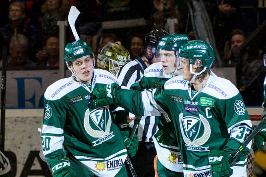 Färjestads Joel Eriksson Ek jublar och grattas av Johan