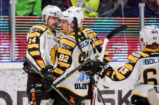 Skellefteås Emil Pettersson jublar och grattas av Jesper