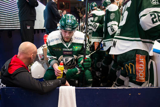 Färjestads Anton Grundel gick av planen i andra perioden