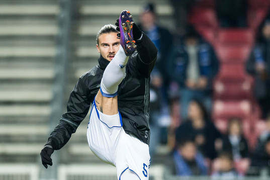 FC Köpenhamns Erik Johansson värmer upp