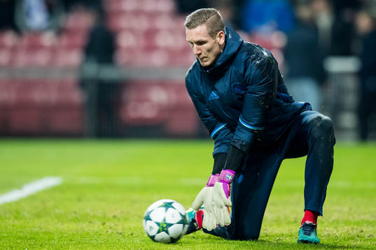 FC Köpenhamns målvakt Robin Olsen värmer upp