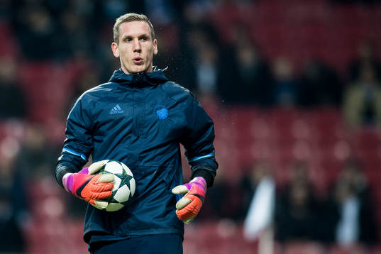 FC Köpenhamns målvakt Robin Olsen värmer upp