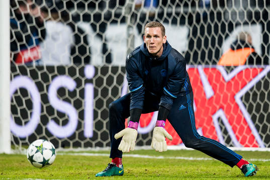 FC Köpenhamns målvakt Robin Olsen värmer upp