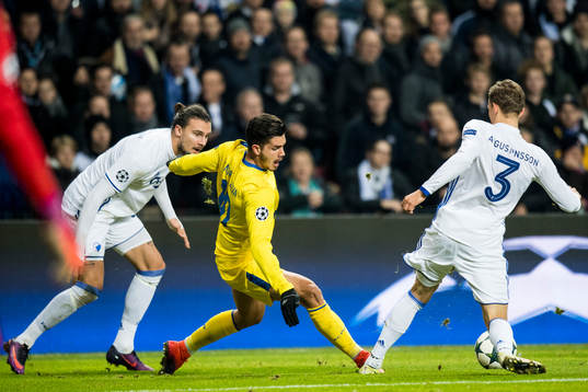 Portos André Silva mot FC Köpenhamns Erik Johansson och