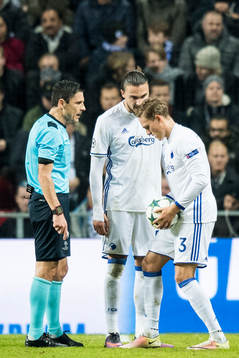 FC Köpenhamns Erik Johansson och Ludwig Augustinsson pratar