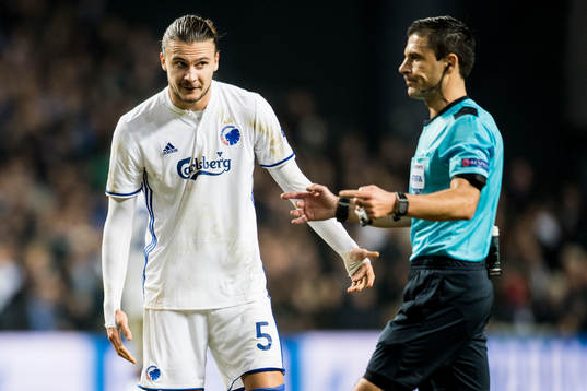 FC Köpenhamns Erik Johansson i samtal med domare Mazic