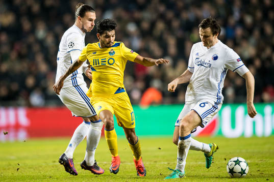 FC Köpenhamns Erik Johansson och William Kvist stoppar