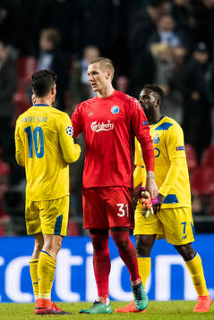 FC Köpenhamns målvakt Robin Olsen tackar Portos André