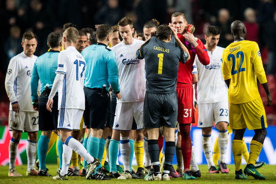 FC Köpenhamns målvakt Robin Olsen byter tröja med Portos