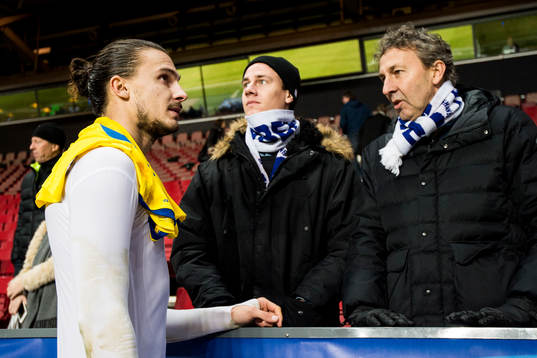 FC Köpenhamns Erik Johansson pratar med bekanta i publiken