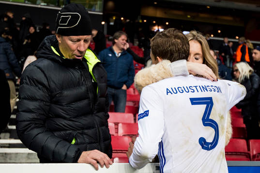 FC Köpenhamns Ludwig Augustinsson får en kram av bekanta
