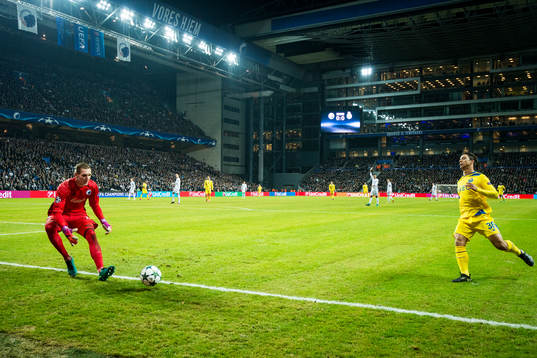 FC Köpenhamns målvakt Robin Olsen plockar bollen framför