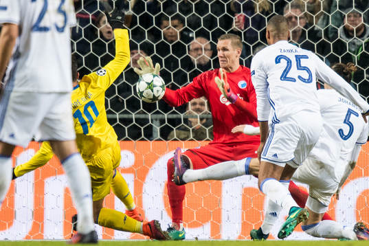 Portos André Silva med målchans mot FC Köpenhamns