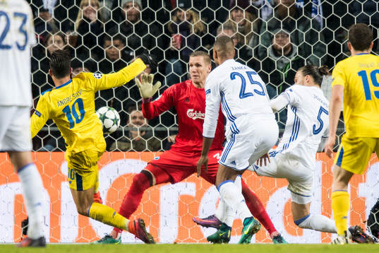 Portos André Silva med målchans mot FC Köpenhamns