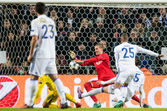 Köpenhamns målvakt Robin Olsen räddar skott från Portos