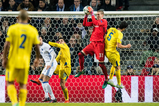 FC Köpenhamns målvakt Robin Olsen plockar bollen