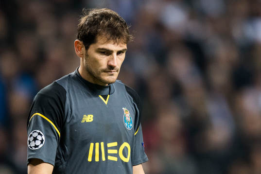Portos målvakt Iker Casillas deppar