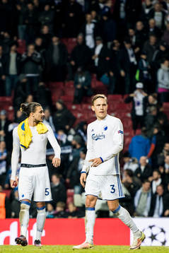 FC Köpenhamns Erik Johansson och Ludwig Augustinsson deppar