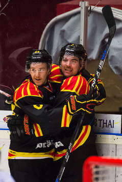 Brynäs Jonathan Pudas och Ponthus Westerholm jublar
