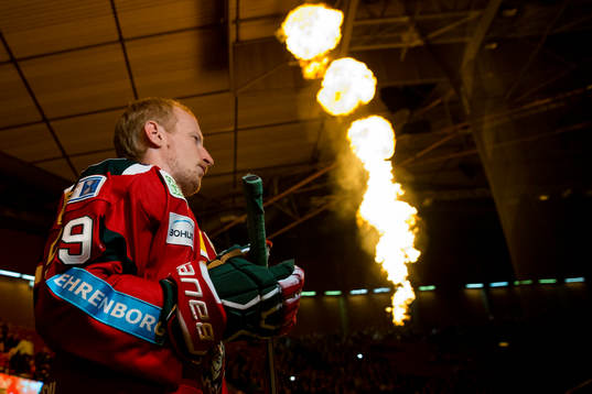 Frölundas Simon Hjalmarsson på väg in