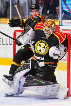Brynäs Pathrik Westerholm rensar bort puck ovanför