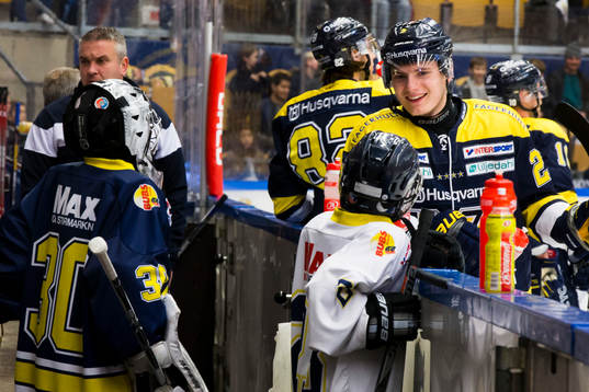 s Lias Andersson snackar med maskotar