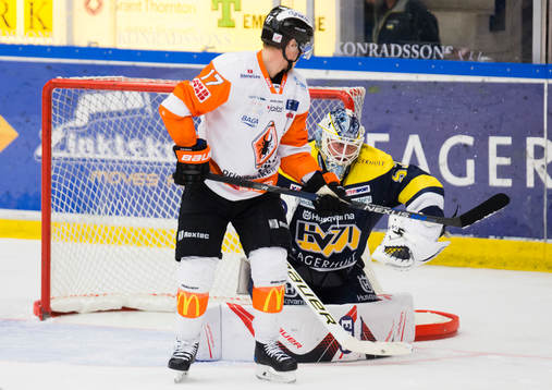 s målvakt Fredrik Pettersson-Wentzel som plockar pucken
