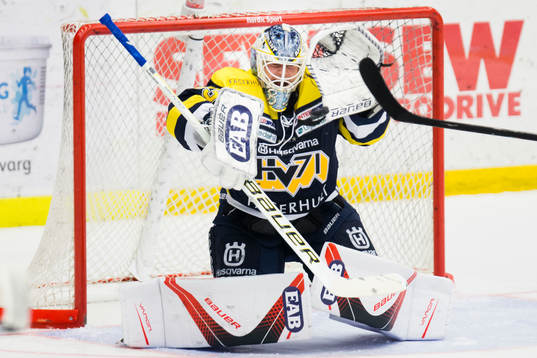 s målvakt Fredrik Pettersson-Wentzel räddar ett skott