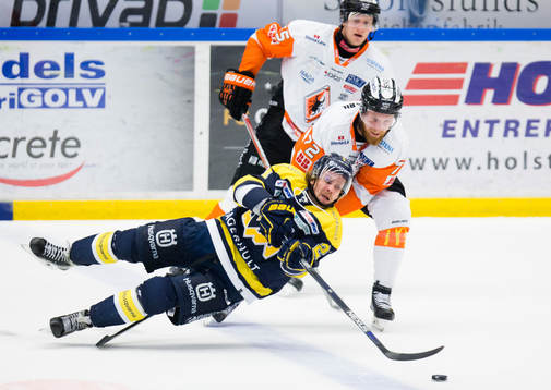 s Mattias Tedenby fälls av Karlskronas Joachim Rohdin