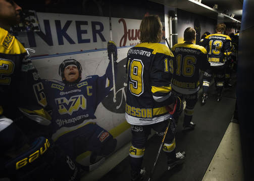 s Erik Andersson, Filip Sandberg och Oscar Sundh passerar