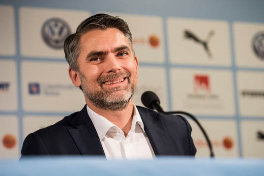 Malmö FFs VD Niclas Carlnén när Magnus Pehrsson