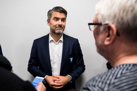 Malmö FFs VD Niclas Carlnén pratar med media
