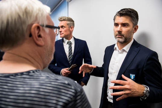 Malmö FFs VD Niclas Carlnén pratar med media