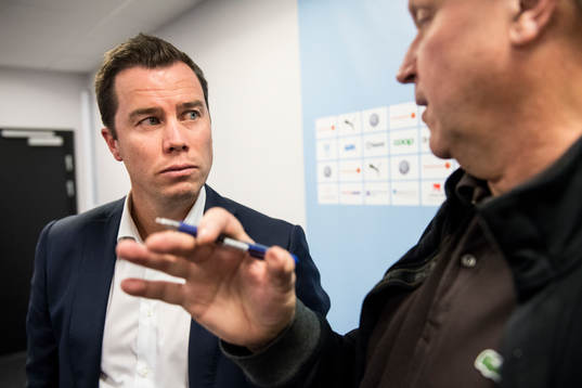 Malmö FFs sportchef Daniel Andersson pratar med media