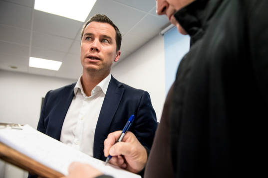 Malmö FFs sportchef Daniel Andersson pratar med media