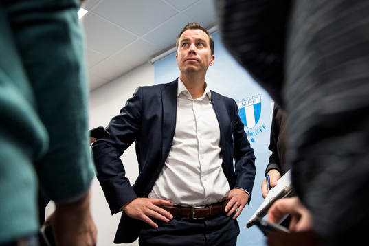 Malmö FFs sportchef Daniel Andersson pratar med media