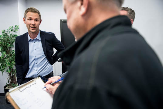Magnus Pehrsson pratar med media