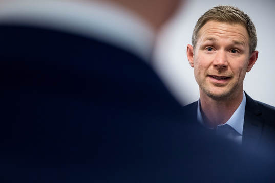 Magnus Pehrsson pratar med media